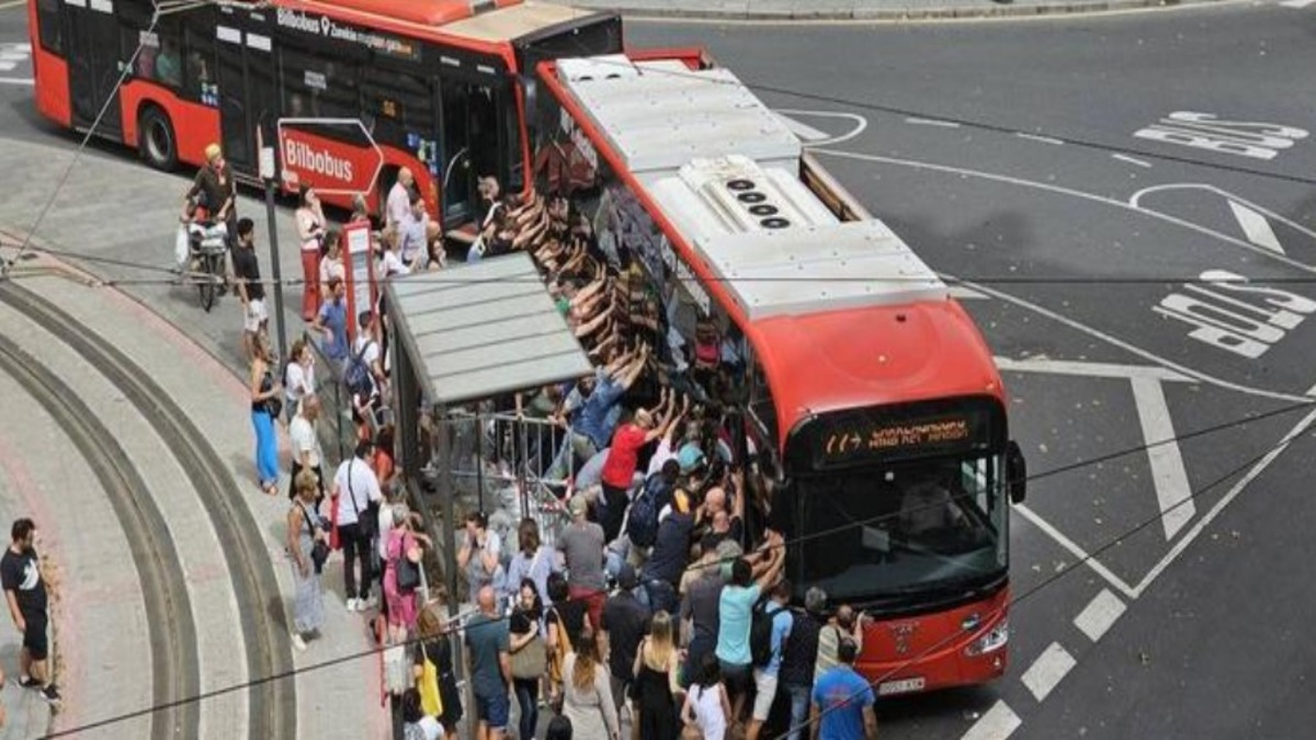 Atrapado Bajo Un Bilbobus Acto Heroico De Muchos Bilba Nos Video