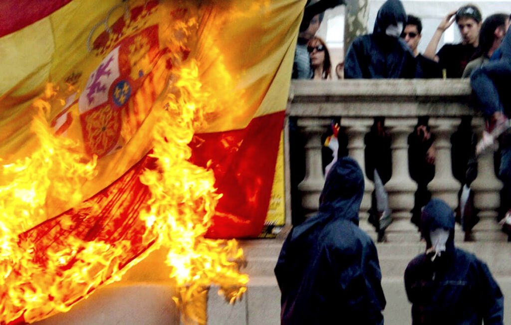 Quemar la bandera de España hoy ya es delito