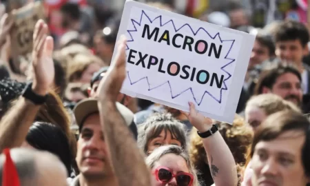 Policías franceses se unen a los ciudadanos contra Macron