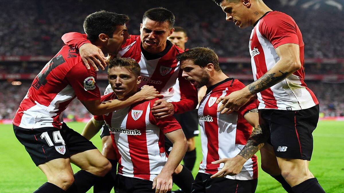 Jugadores del Athletic Club celebrando en el campo tras una victoria.