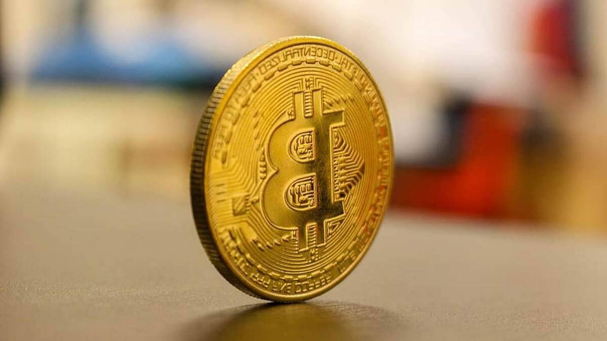 Moneda de Bitcoin en primer plano.