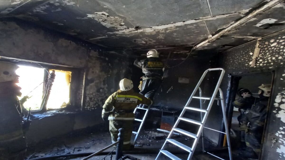 Bomberos emergiendo valientemente de la fachada de un edificio en Sopela afectado por un incendio.
