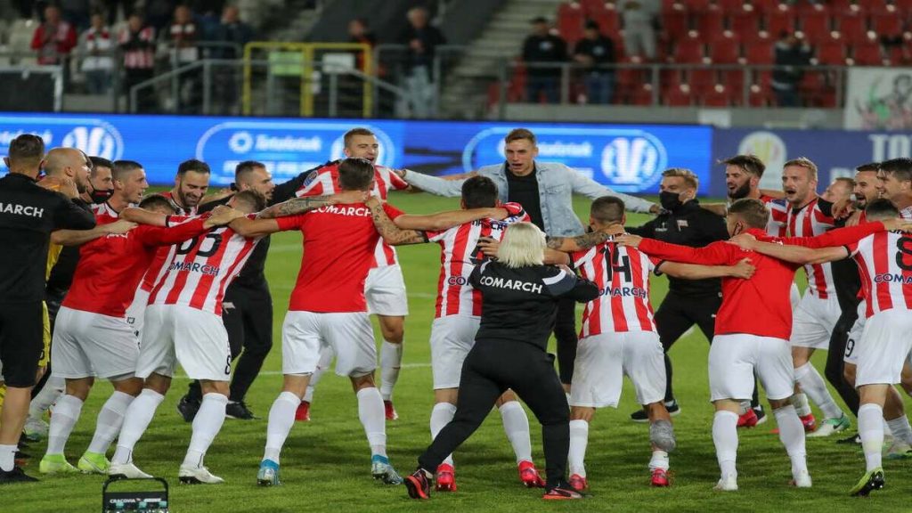 Jugadores del Athletic de Bilbao celebrando un gol en un emocionante partido de La Liga.