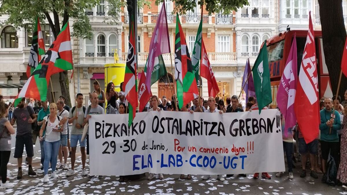 Manifestantes en la protesta de la hostelería en Bizkaia exigiendo salarios justos y un convenio digno.