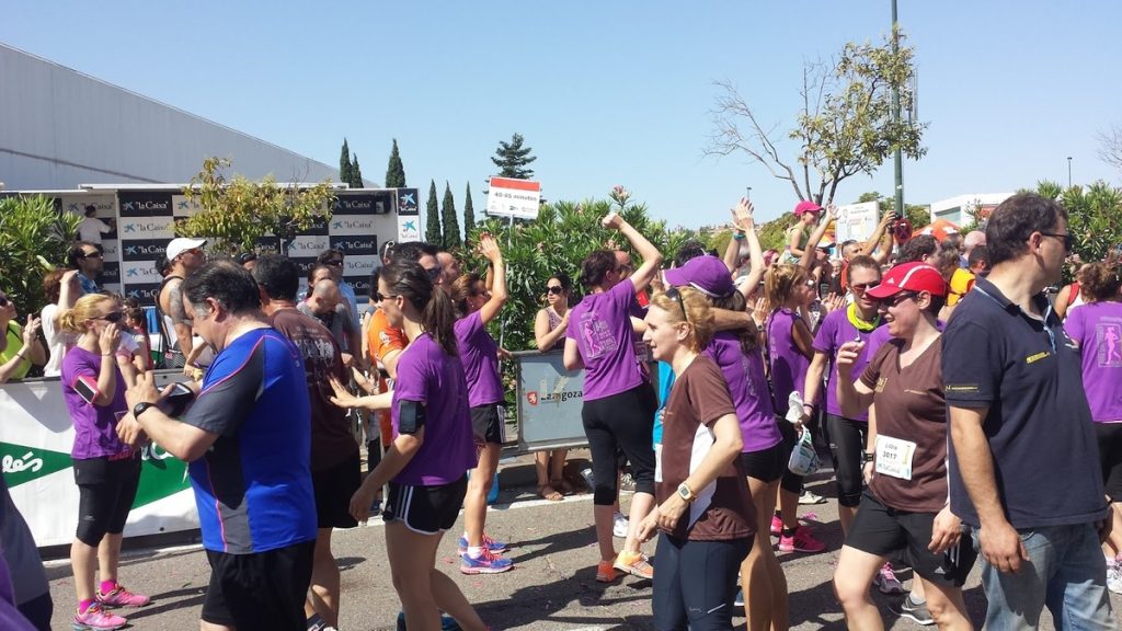 Marcha feminista, vestidas de morado, luchando contra el negocio de los cuidados.