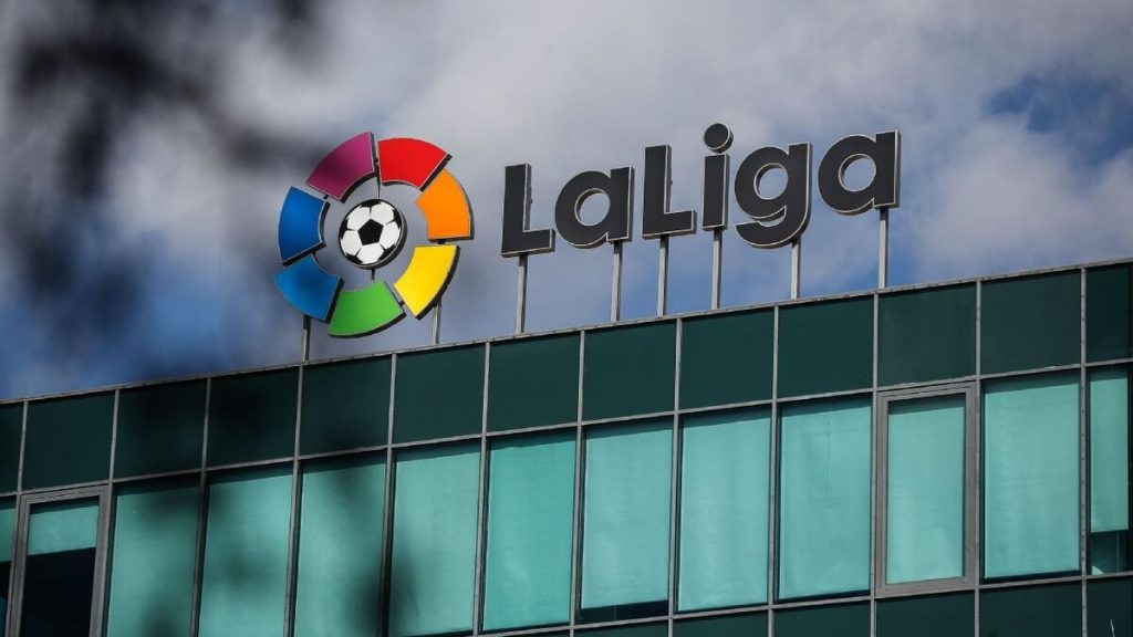 La estructura sólida de LaLiga, uniendo equipos, pasión y competencia en el fútbol español.