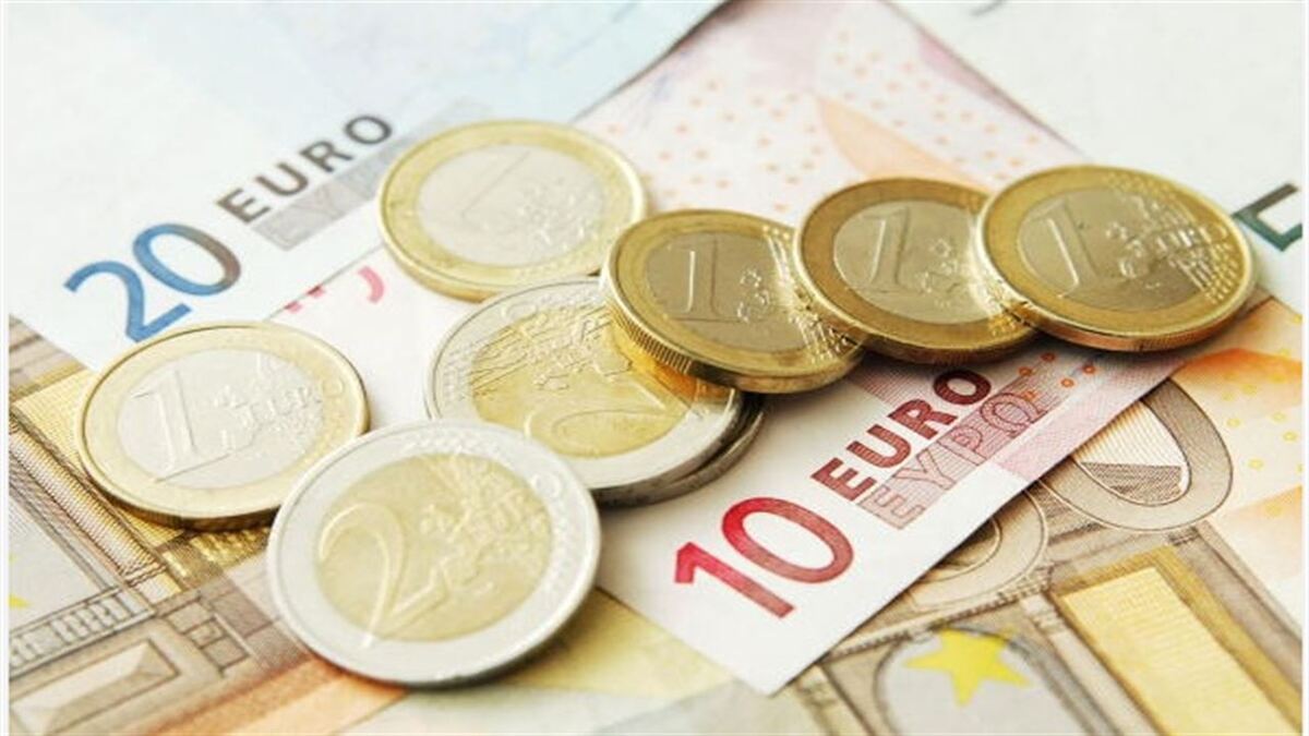 Monedas y billetes de euro representando la fortaleza de la economía española en la UE.