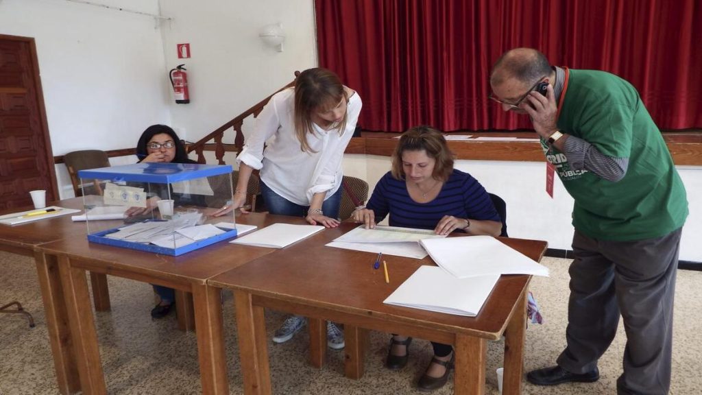 Personas ejerciendo su derecho al voto en una mesa electoral en Bilbao.