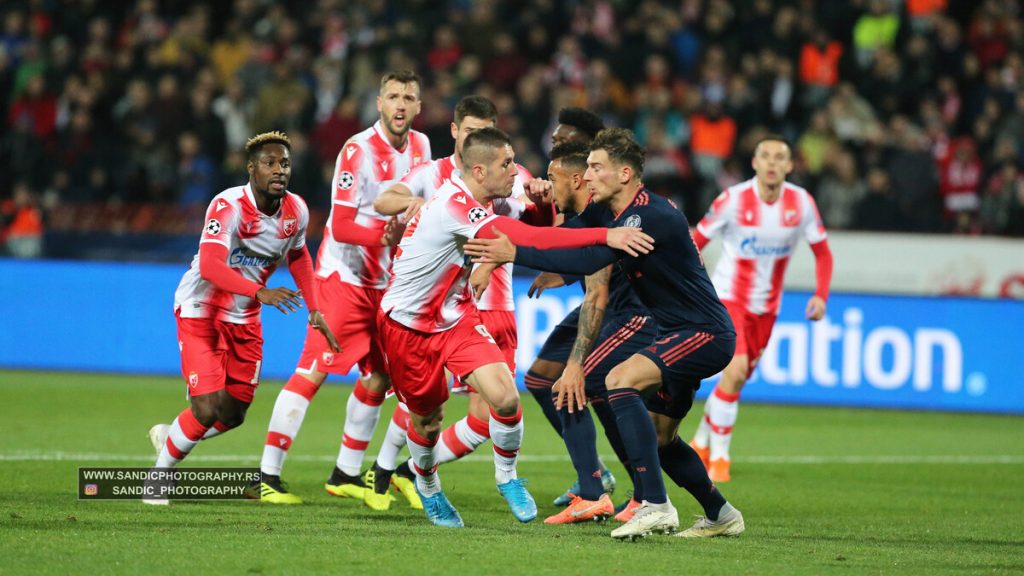 Jugadores del Athletic defendiendo valientemente a sus compañeros ante agresiones del equipo rival, enarbolando la tradición de camaradería de Bizkaia