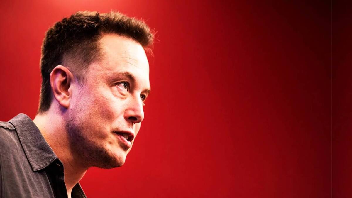 Elon Musk, el visionario empresario, en un impresionante retrato de perfil con un fondo rojo vibrante.