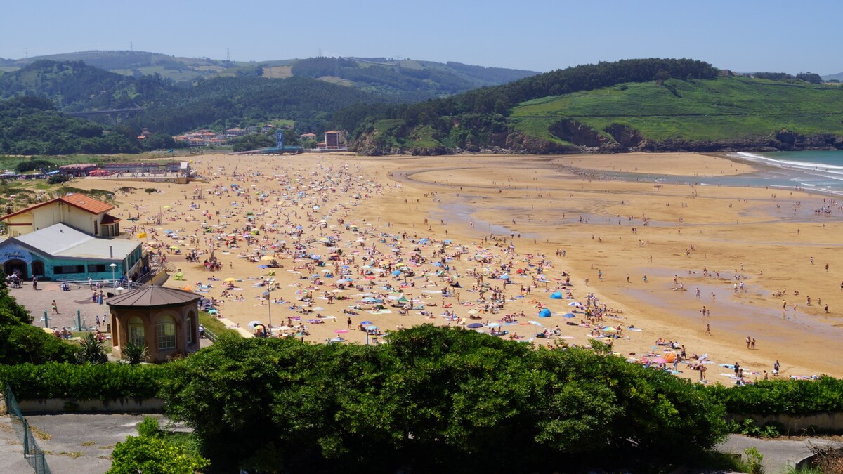 Imagen panorámica de la playa La Arena en Muskiz, Vizcaya, donde se desarrolló el trágico suceso de ahogamiento.