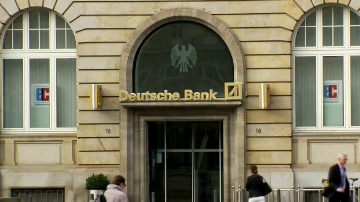 Fachada del Bundesbank con logotipo del BCE y gráficos de bonos.