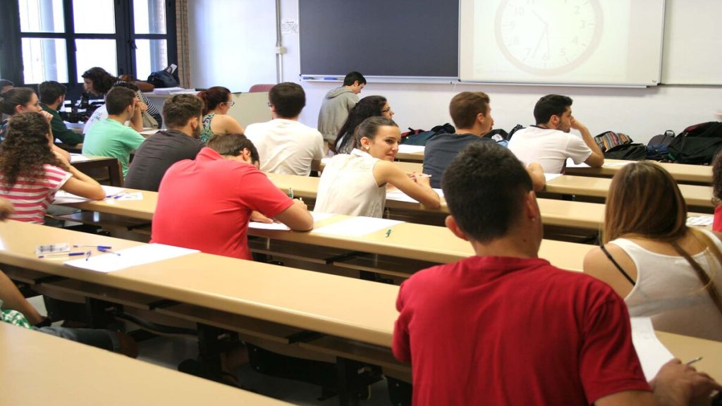  Estudiantes en un aula de la Universidad del País Vasco (UPV/EHU) participando activamente en una clase tras la congelación de matrículas por el Gobierno Vasco.