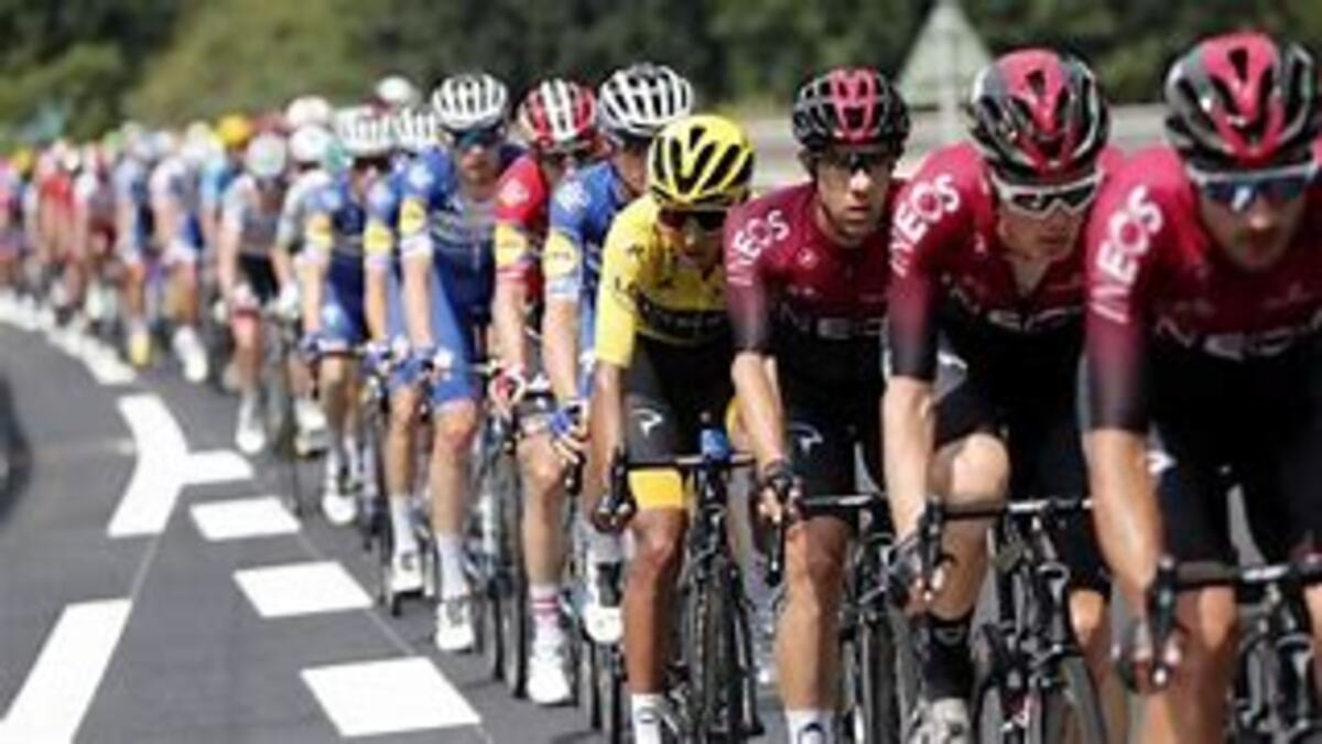 Ciclistas participando en el Tour de Francia en las calles de Bilbao.