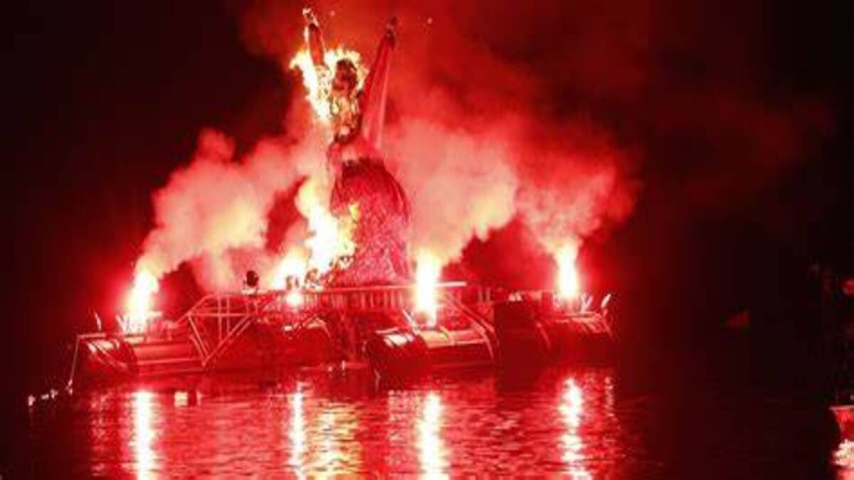 Fotografía de la estatua de Marijai en llamas durante Aste Nagusia, envuelta en un ambiente festivo y emocional.