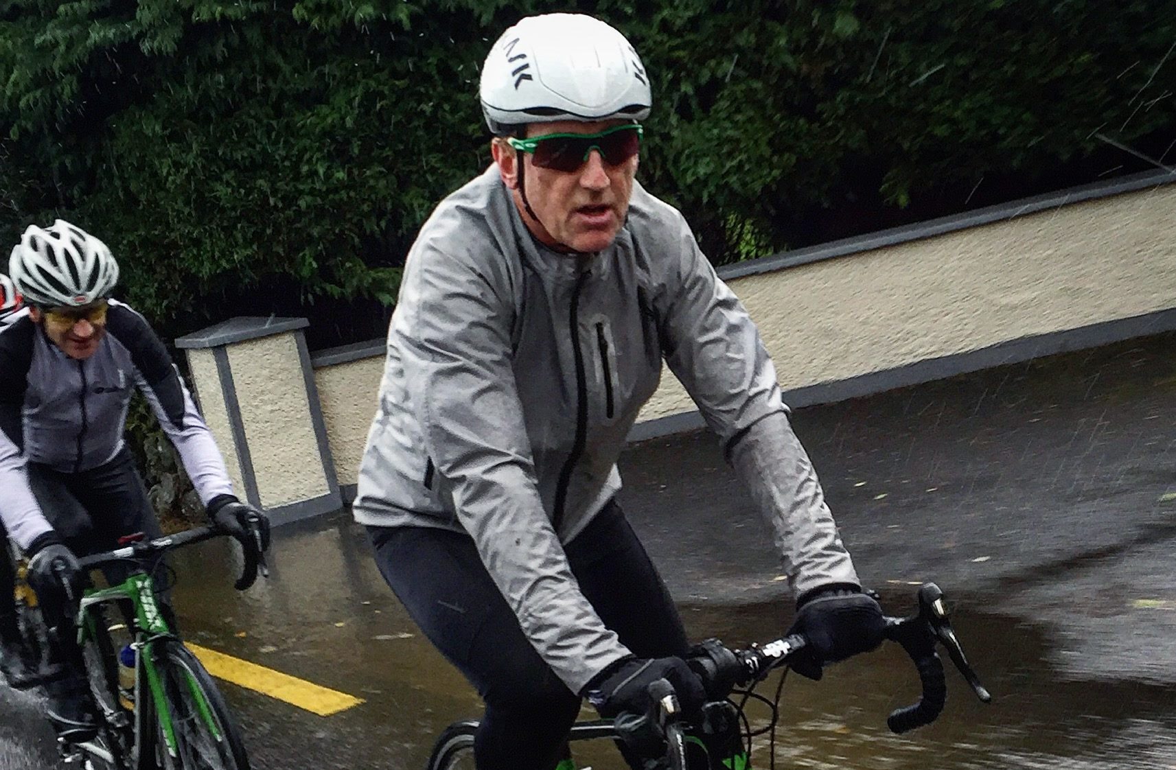 Sean Kelly en acción, pedaleando con ímpetu en su bicicleta durante el Tour de Bilbao.