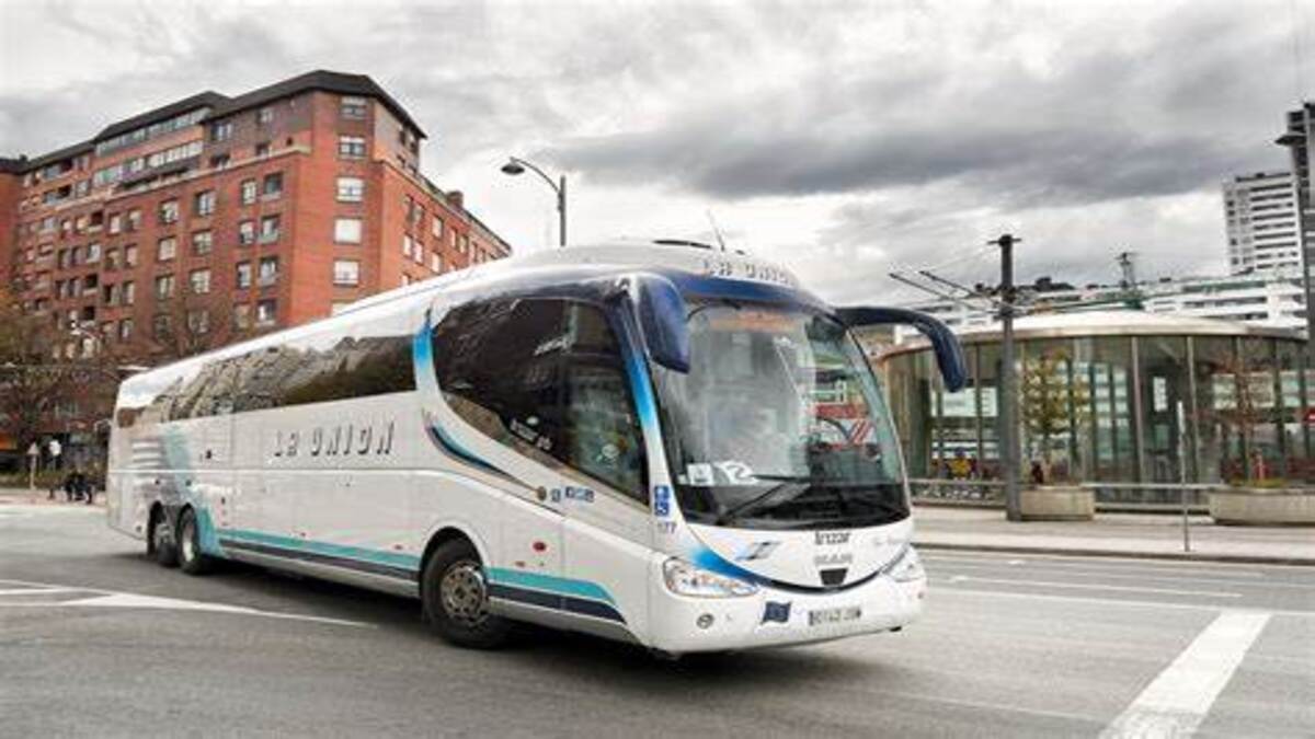 Autobús de la línea Bilbao-Pamplona en la ciudad de Bilbao.