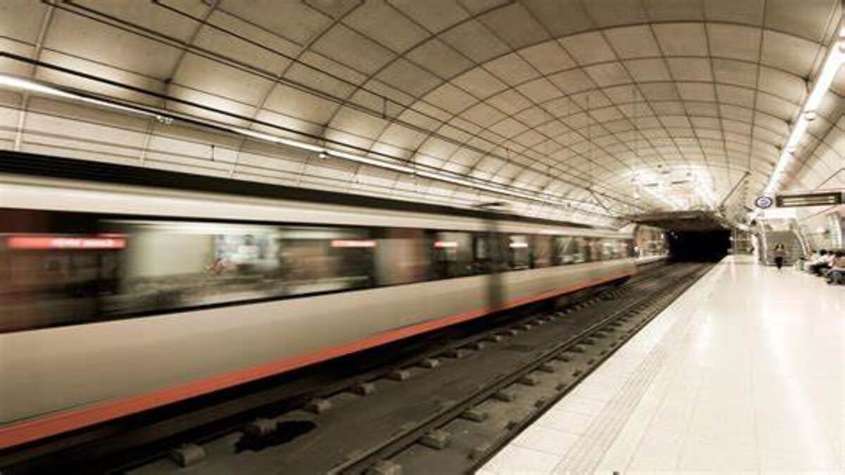Fotografía del exterior de un tren del Metro de Bilbao, destacando su diseño moderno y distintivo.