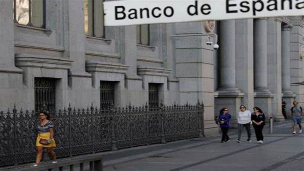 Fotografía de la fachada del Banco de España, destacando su imponente arquitectura neoclásica.