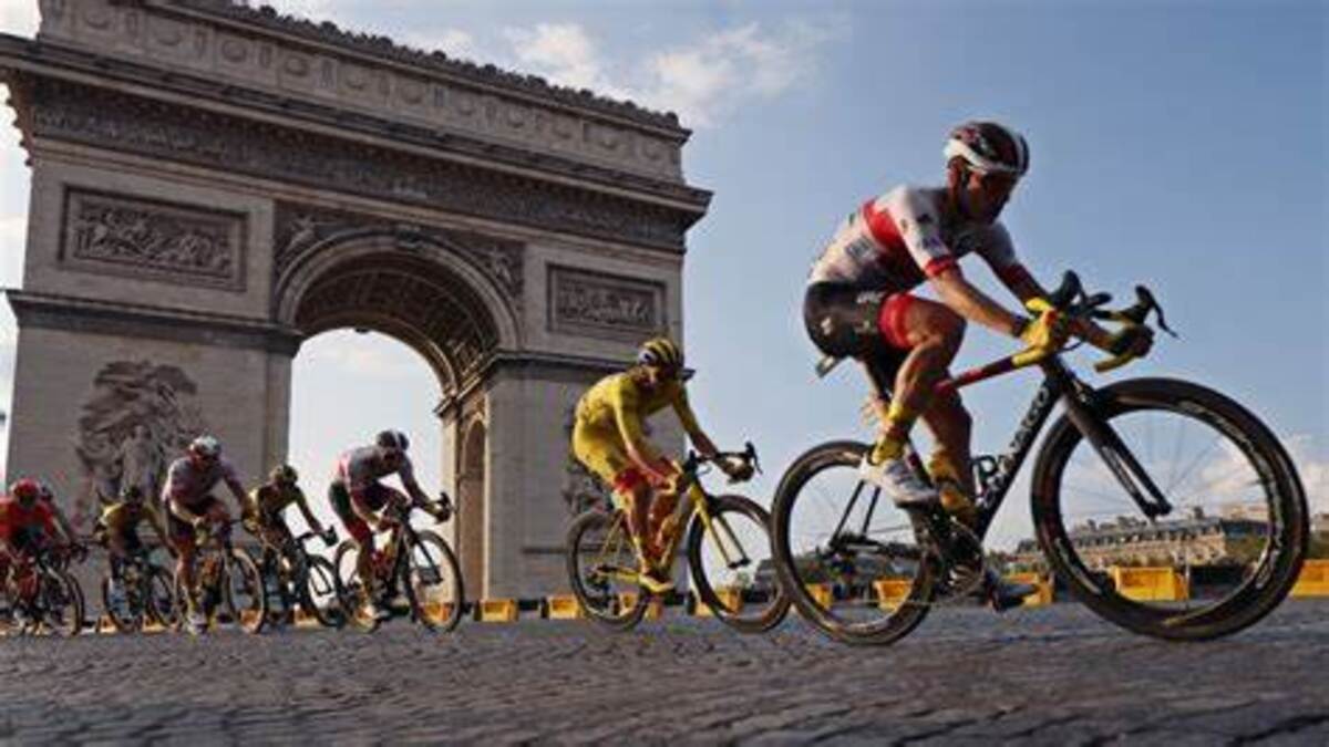 Ciclistas compitiendo en el Tour de Francia, recorriendo las emocionantes etapas de la carrera.