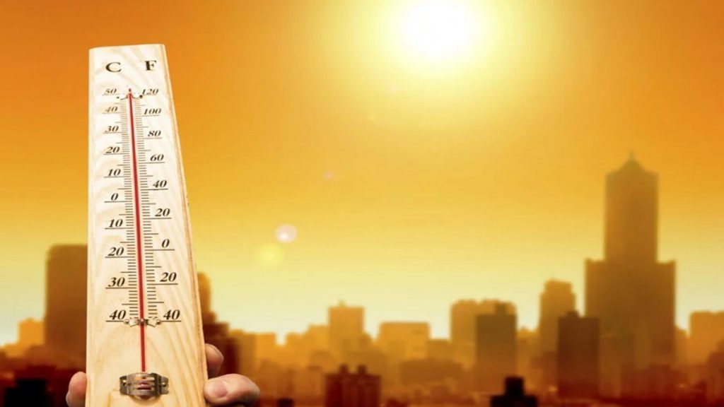 Medidor de calor y sol radiante, símbolos de la ola de calor y los riesgos para los trabajadores agrícolas.