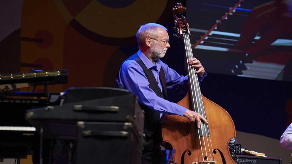 Dave Holland, maestro del contrabajo, en una actuación impresionante en el Getxo Jazz Festival.