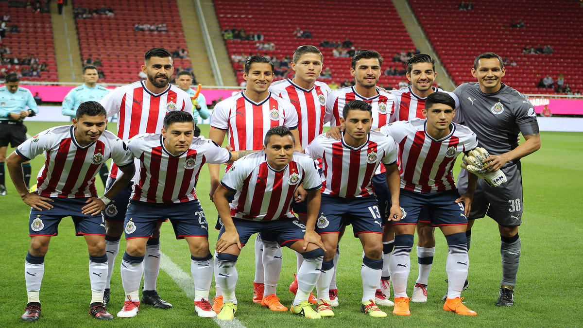Imagen del equipo completo del Chivas de Guadalajara listo para el histórico enfrentamiento en el Estadio Akron.