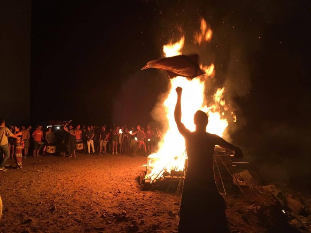 Jóvenes bilbaínos saltando sobre una hoguera en la Noche de San Juan como parte de la tradición local en Bilbao.