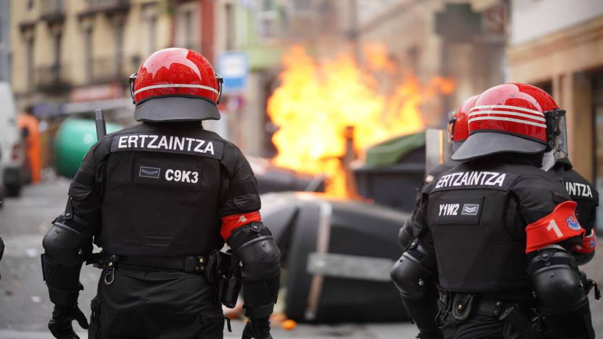 Dos agentes de la Ertzaintza realizando labores de seguridad en la comunidad.