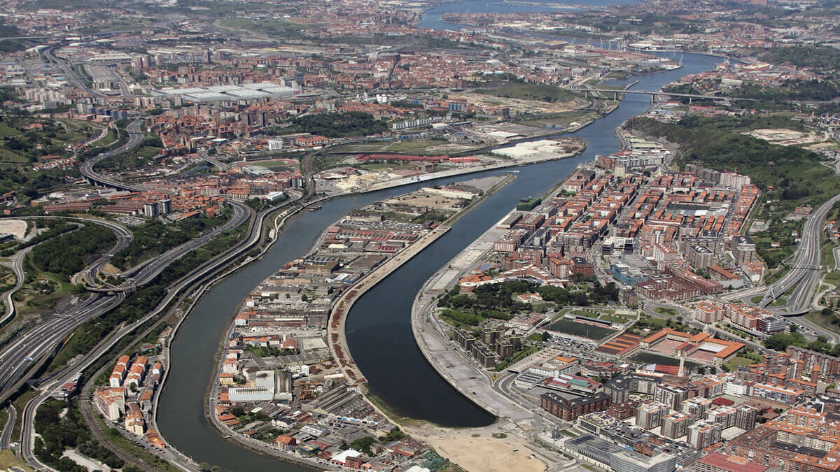 Fotografía aérea de Zorrotzaurre mostrando su crecimiento urbano y su integración con el entorno natural.