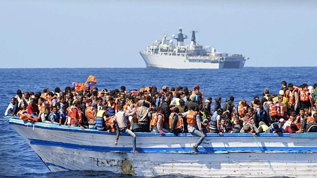 Migrantes recién rescatados en una balsa grande por el Aita Mari cerca de Lampedusa.