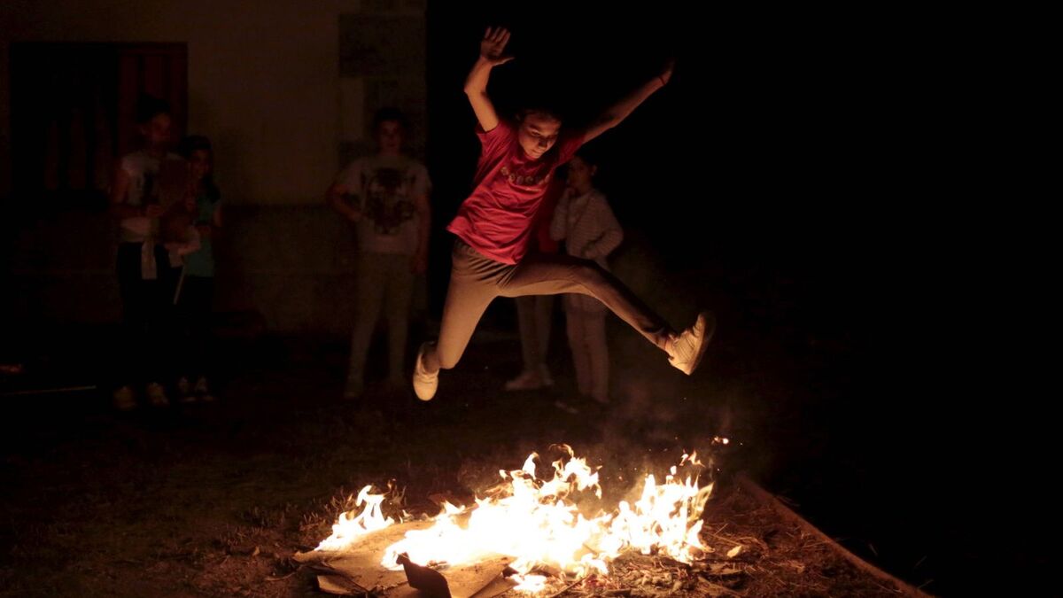 Niña saltando la hoguera durante las Hogueras de San Juan en Bizkaia.