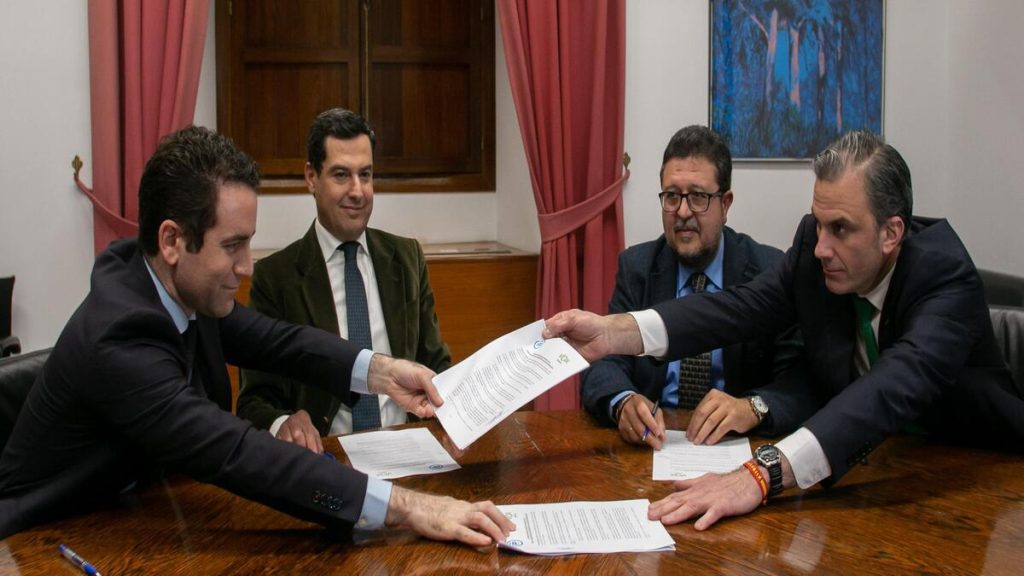 Fotografía de los dirigentes del Partido Popular y Vox firmando el acuerdo político en Extremadura.