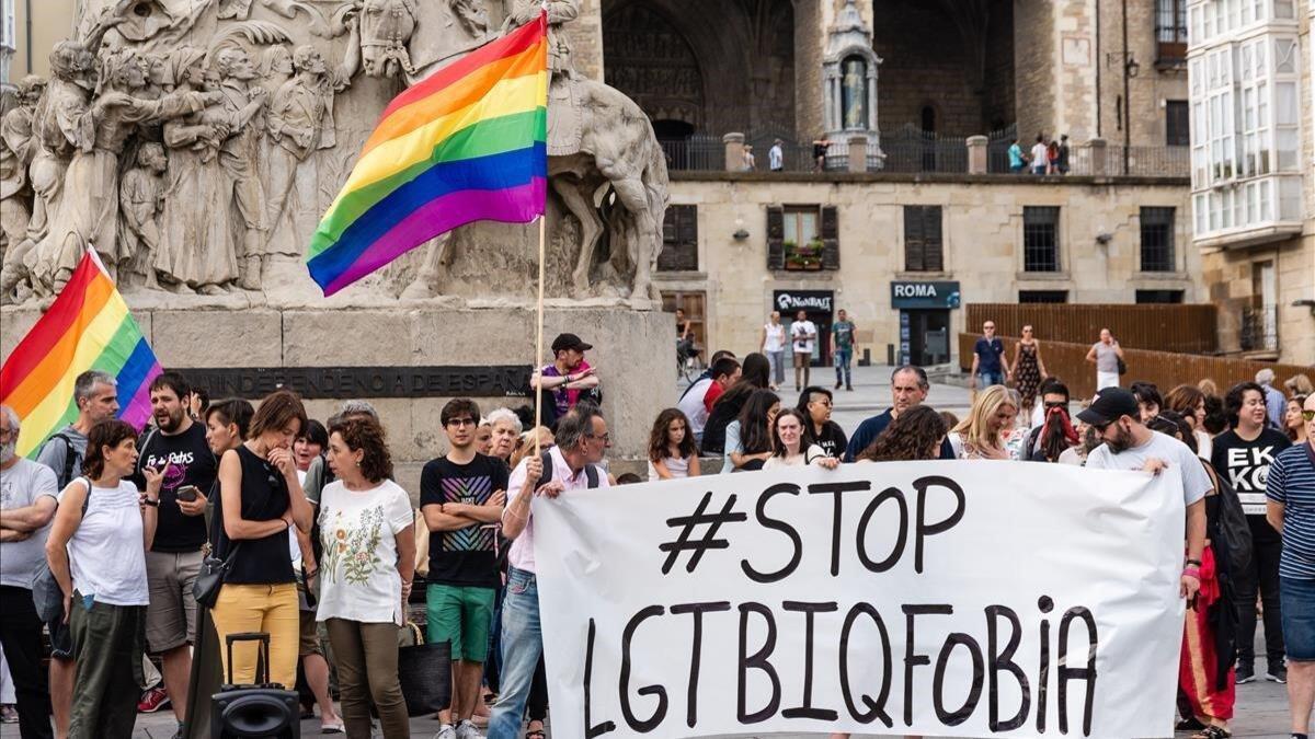 Grupo de personas levantando un cartel que dice "Stop LGTBfobia" en protesta contra la agresión homofóbica en Bizkaia.