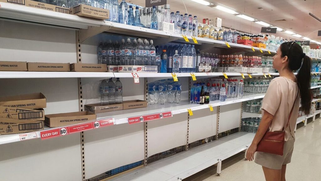 Estante vacío en el supermercado, reflejo de la escasez de medicamentos para pacientes con cáncer.