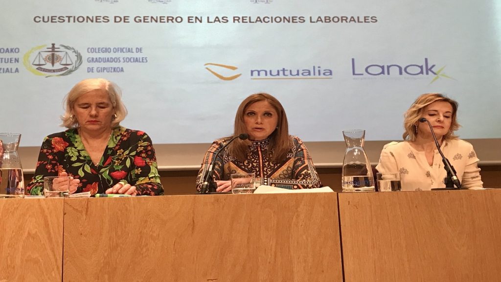 María Jesús San José, socialista, hablando en una conferencia sobre la ley del suelo vasco.