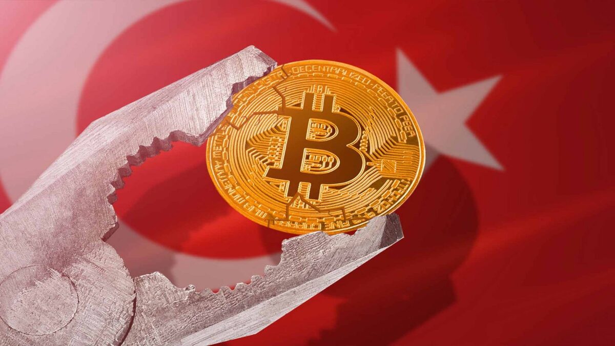 Bandera de Turquía junto a una moneda de Bitcoin.