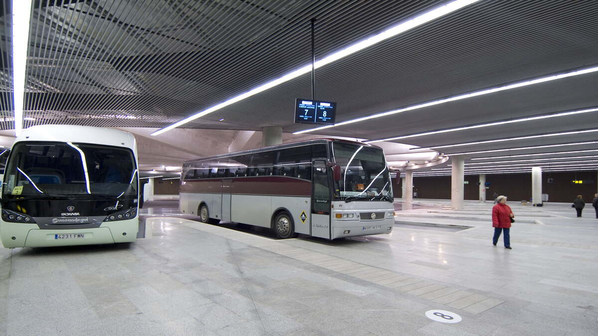 Autobús de la línea Bilbao-Pamplona en la ciudad de Pamplona.