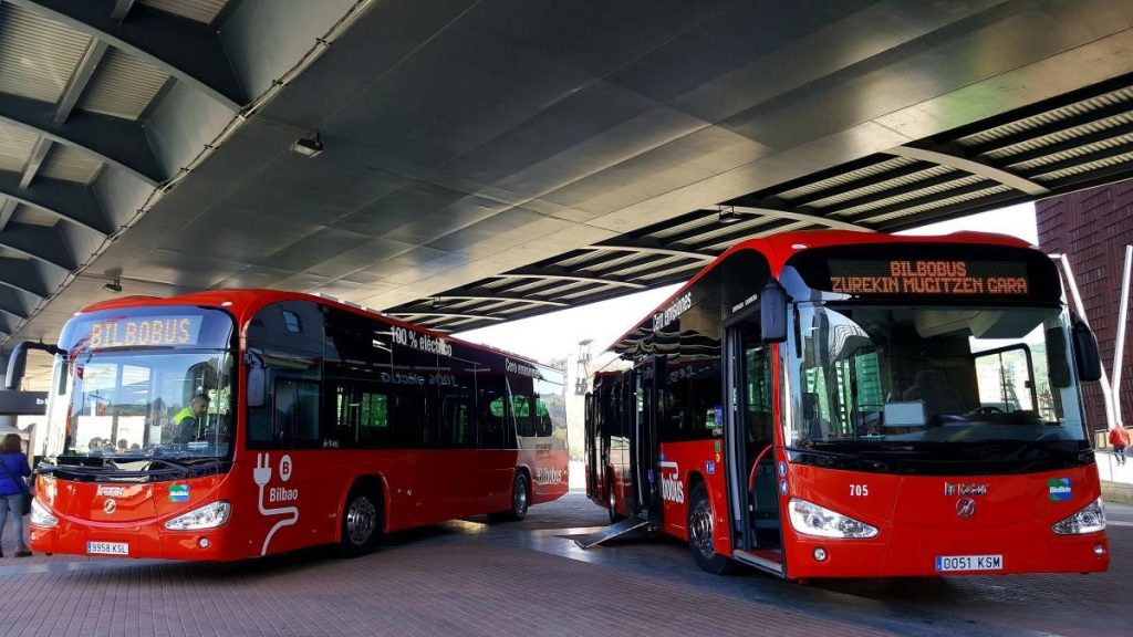 : Imagen de un autobús de Bilbobus transitando por las calles de Bilbao en un soleado día de verano.