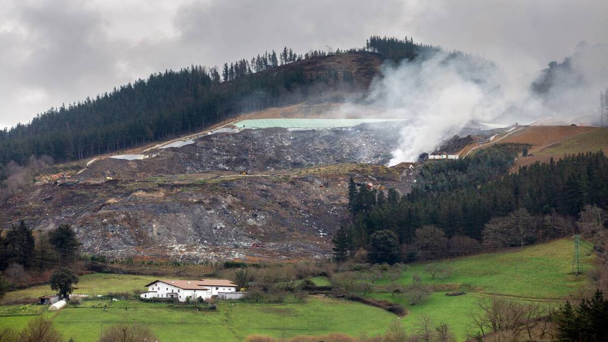 Imagen del vertedero de Zaldibar, un símbolo de la crisis medioambiental y la inestabilidad de los vertederos.