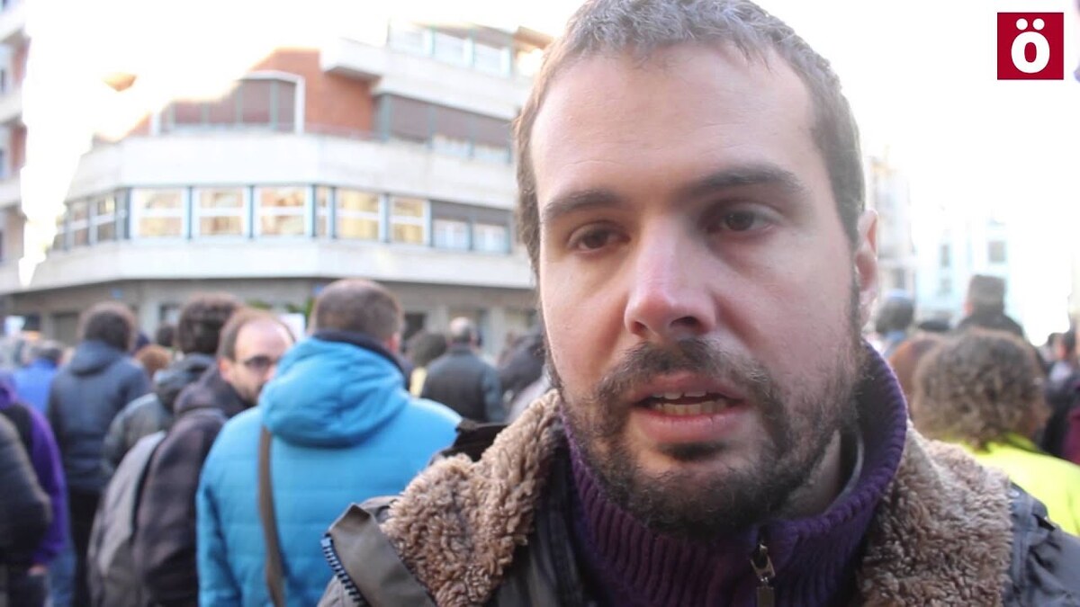 Fotografía de Igor Arroyo, líder sindical del LAB, en una conferencia de prensa enfocada en la seguridad laboral en Osalan.