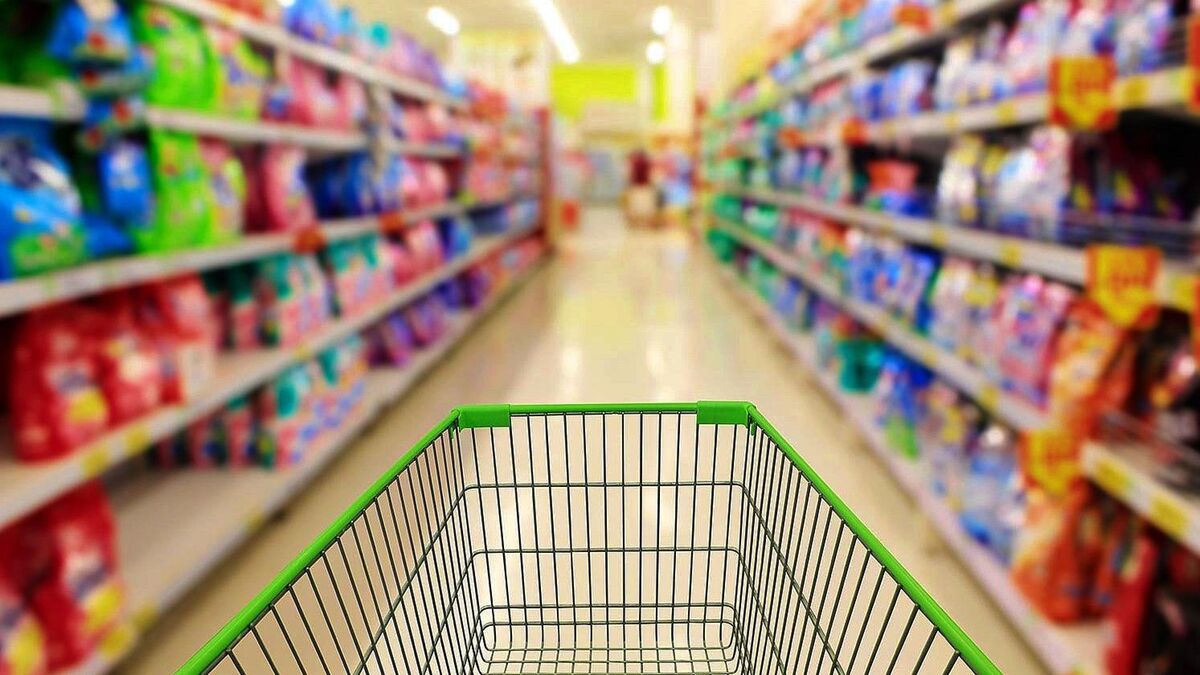 Fotografía de estantes de supermercado, reflejando productos alimenticios afectados por las medidas fiscales implementadas por el Gobierno.