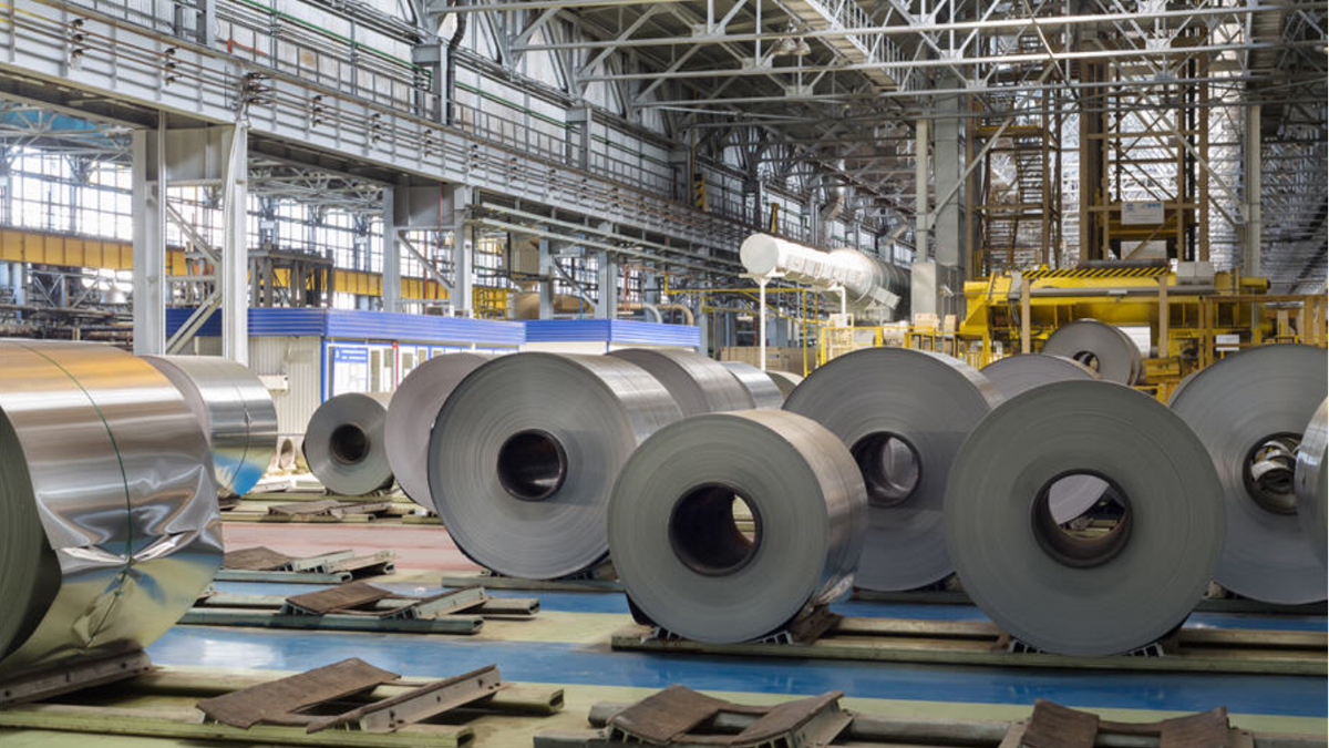 Rollos de aluminio en la fabrica, un componente esencial para el envasado de medicamentos vitales.