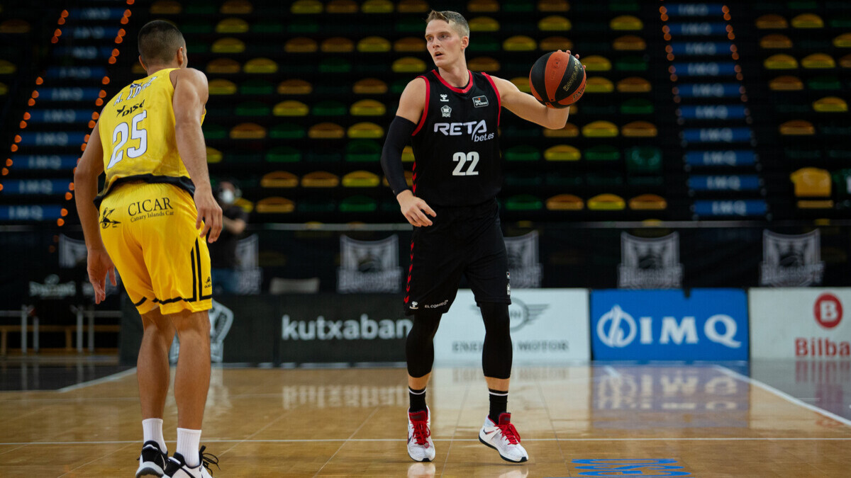 Foto del Surne Bilbao Basket celebrando una victoria enérgica.