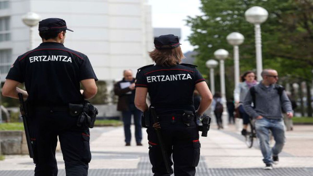 Dos agentes de la Ertzaintza patrullando las calles con determinación y profesionalismo.