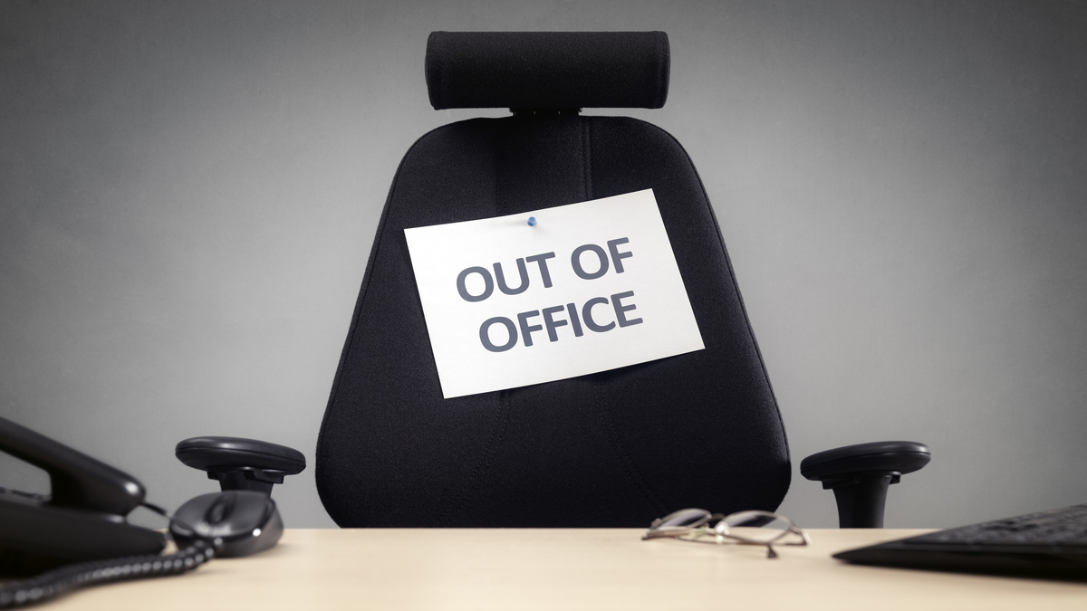 Imagen de una oficina vacía, simbolizando el problema del absentismo laboral y su impacto en el entorno de trabajo.