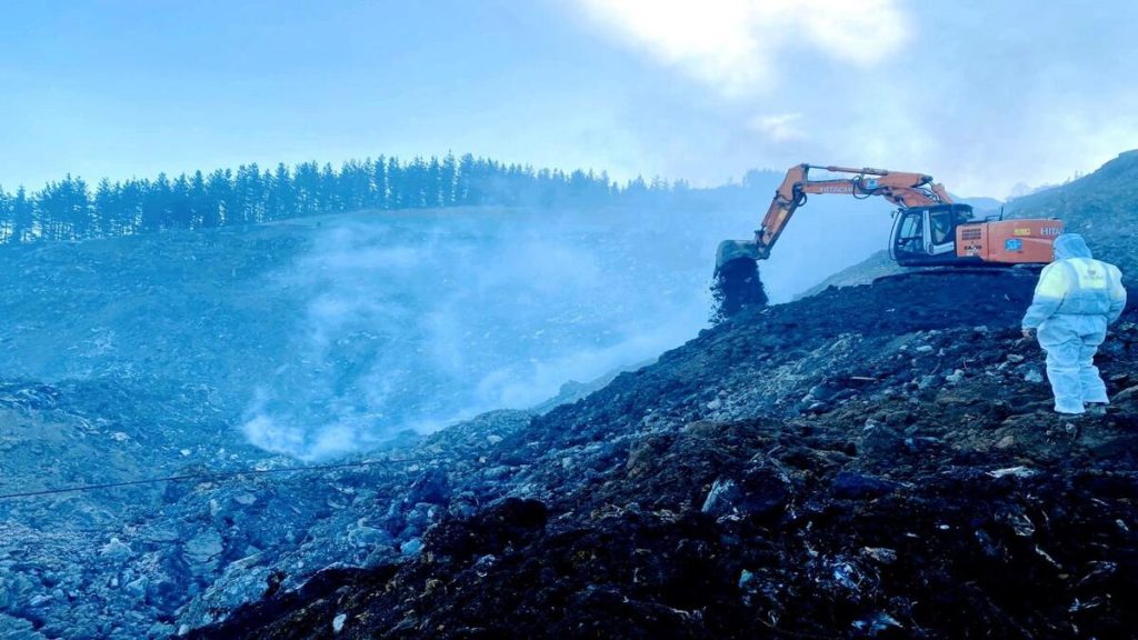 Vista aérea del vertedero de Zaldibar, un escenario preocupante de contaminación y riesgo medioambiental.