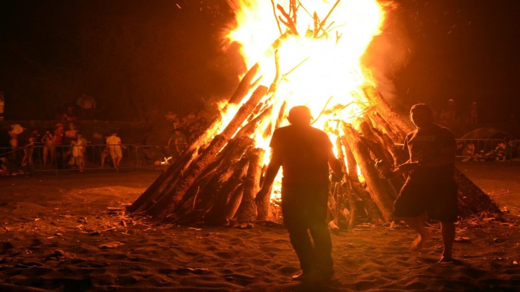 Hoguera en las celebraciones de San Juan en Bizkaia.