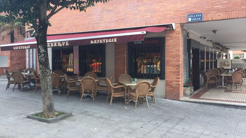 Fachada de una cafetería en Bizkaia, invitando a los visitantes a disfrutar de un ambiente acogedor y deliciosas bebidas.