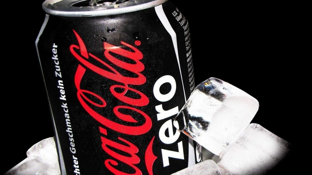 Botella de Coca-Cola Zero, edulcorada con aspartamo, en primer plano.